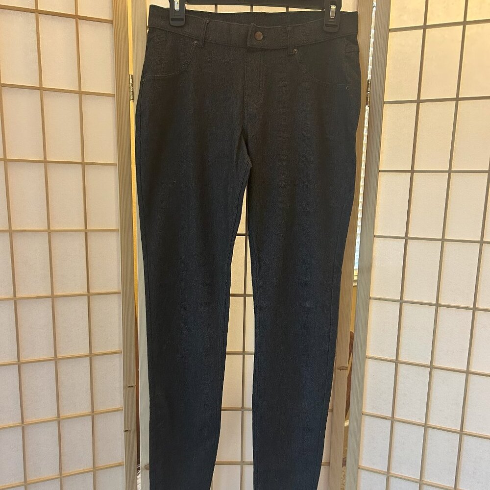 HUE Black / Gray Pull-On Denim Jeans Size Medium (8-10) Women Comfy and Chic!